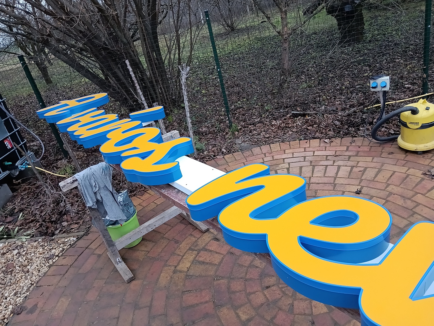 Homlokzati felirat Tisza�jv�ros – egyedi �s vil�g�t� feliratok k�sz�t�se