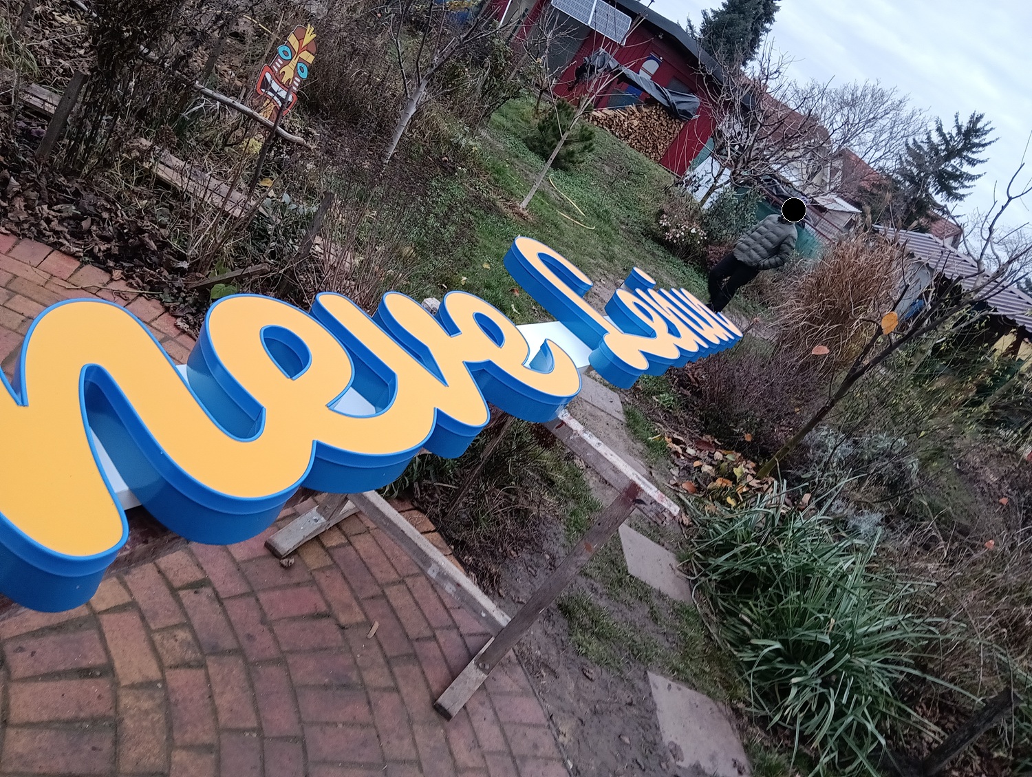 Homlokzati felirat Tisza�jv�ros – egyedi �s vil�g�t� feliratok k�sz�t�se