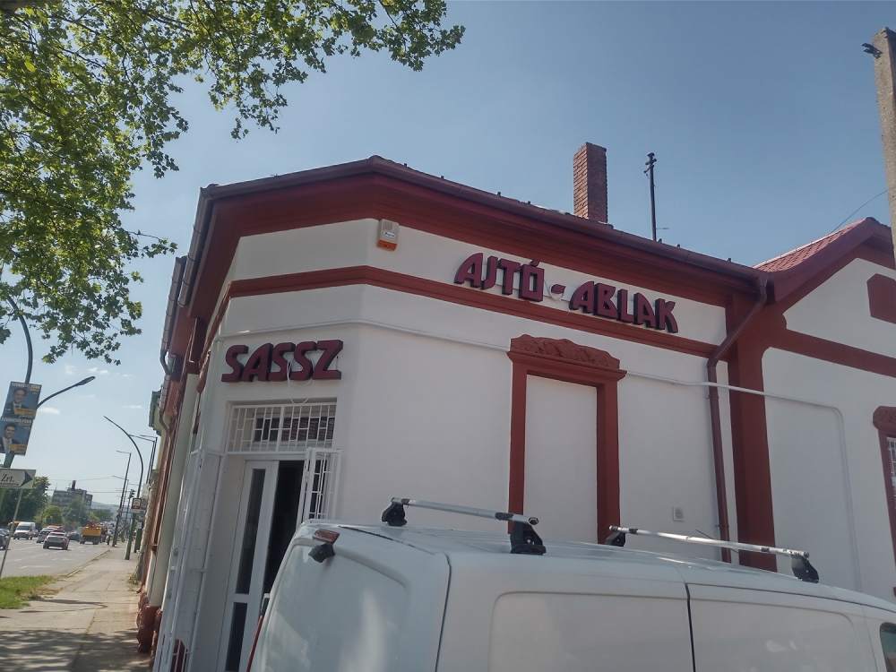 Miskolc - homlokzati vilgt bet kszts