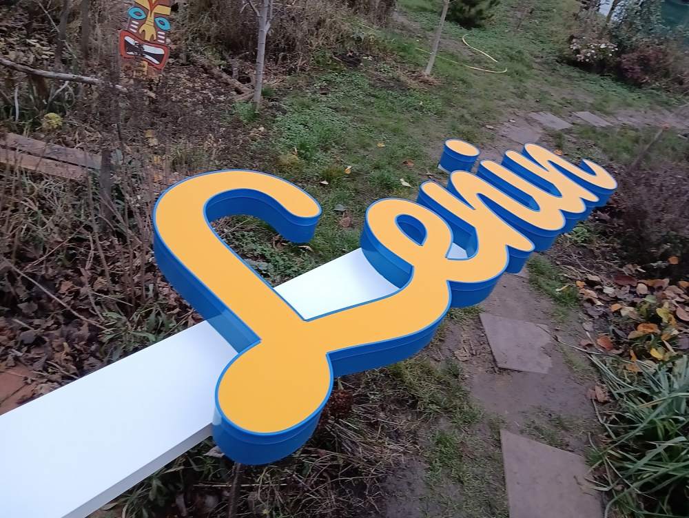 Homlokzati felirat Tisza�jv�ros