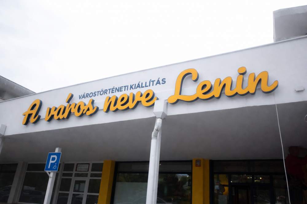 Homlokzati rekl�mfelirat Tisza�jv�ros