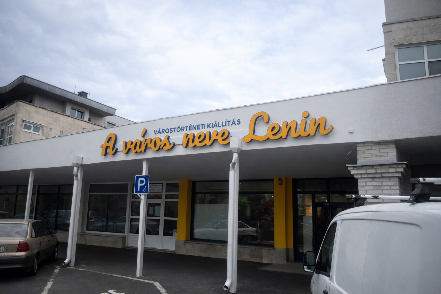 Homlokzati rekl�mfelirat Tisza�jv�ros